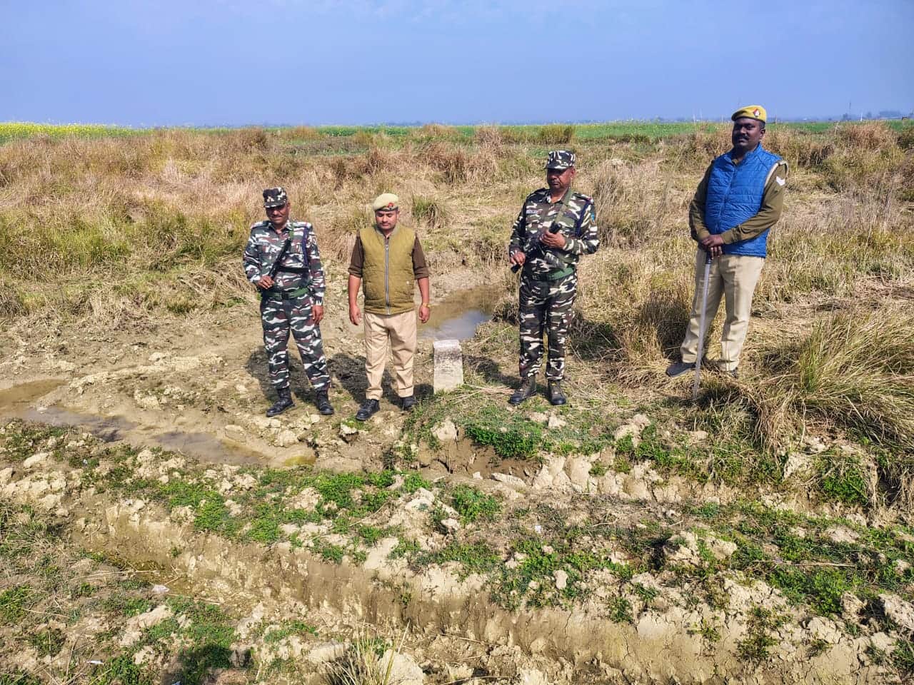 नो मैंस लैंड पर भ्रमण करते एसएसबी के जवान।- स्रोत: एसएसबी