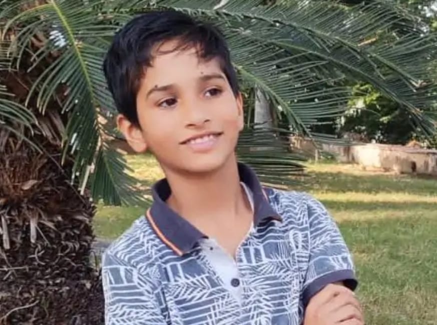 तेज रफ्तार मिनी ट्रक ने स्कूली छात्र को कुचला