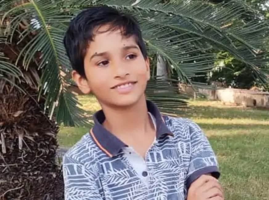 तेज रफ्तार मिनी ट्रक ने स्कूली छात्र को कुचला