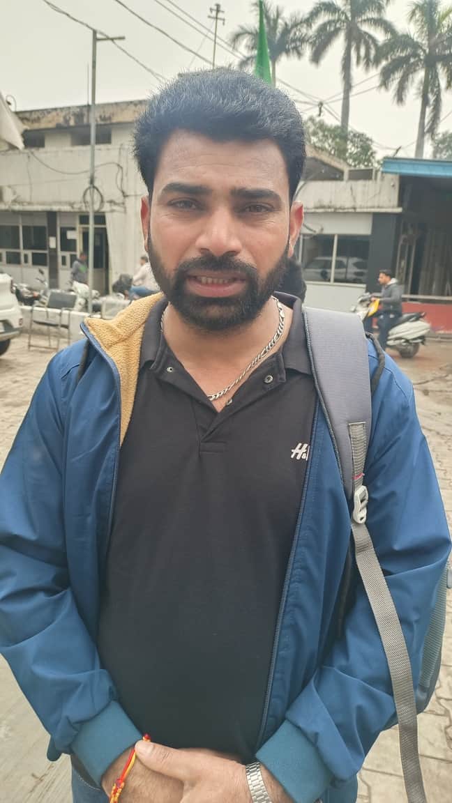 नगर निगम कार्यालय में जानकारी देते हुए जीत राम। संवाद