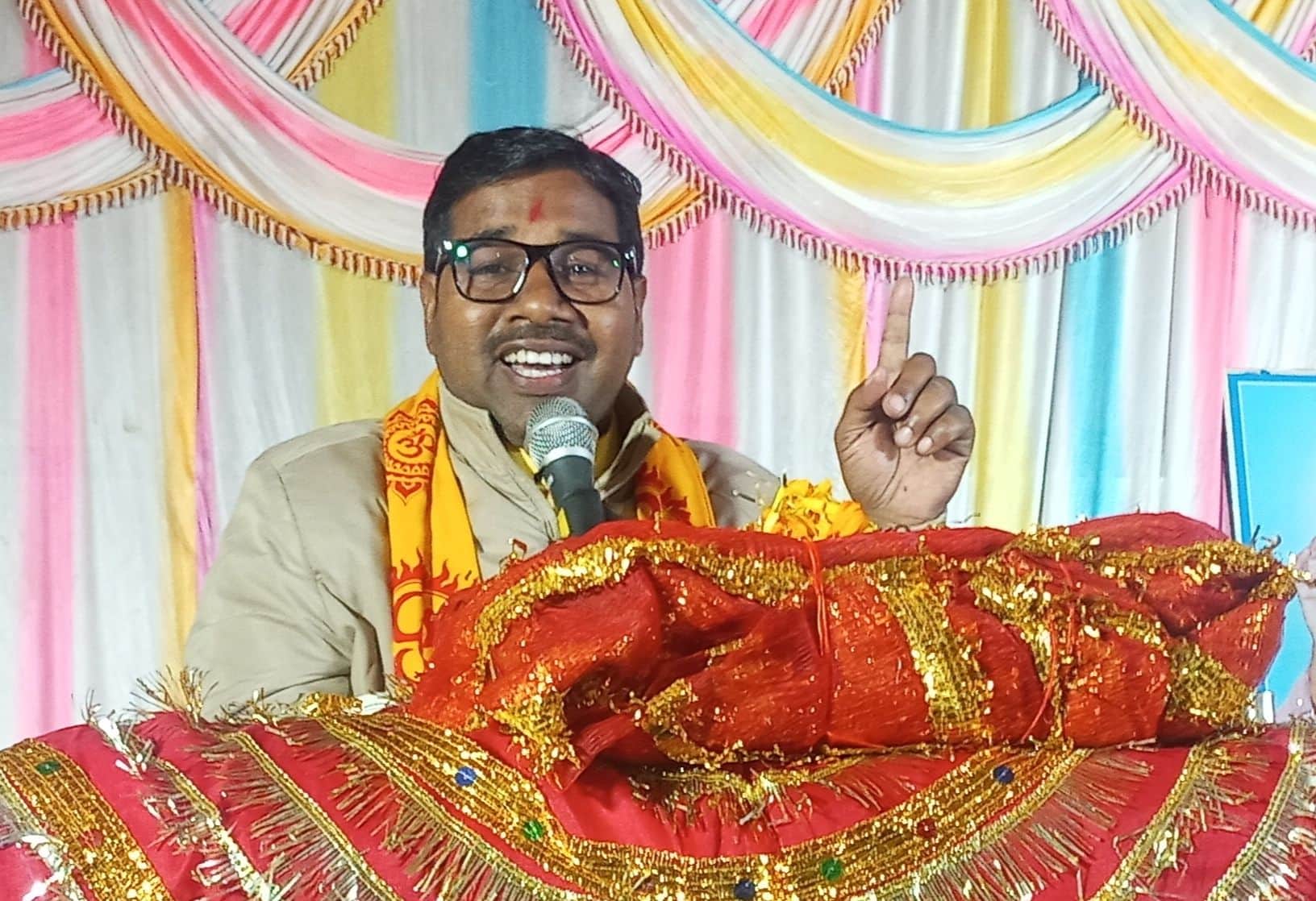 नगर पंचायत बिस्कोहर के मधवापुर गांव में कथा सुनाते व्यास सरजू प्रसाद। स्रोत विज्ञप्ति