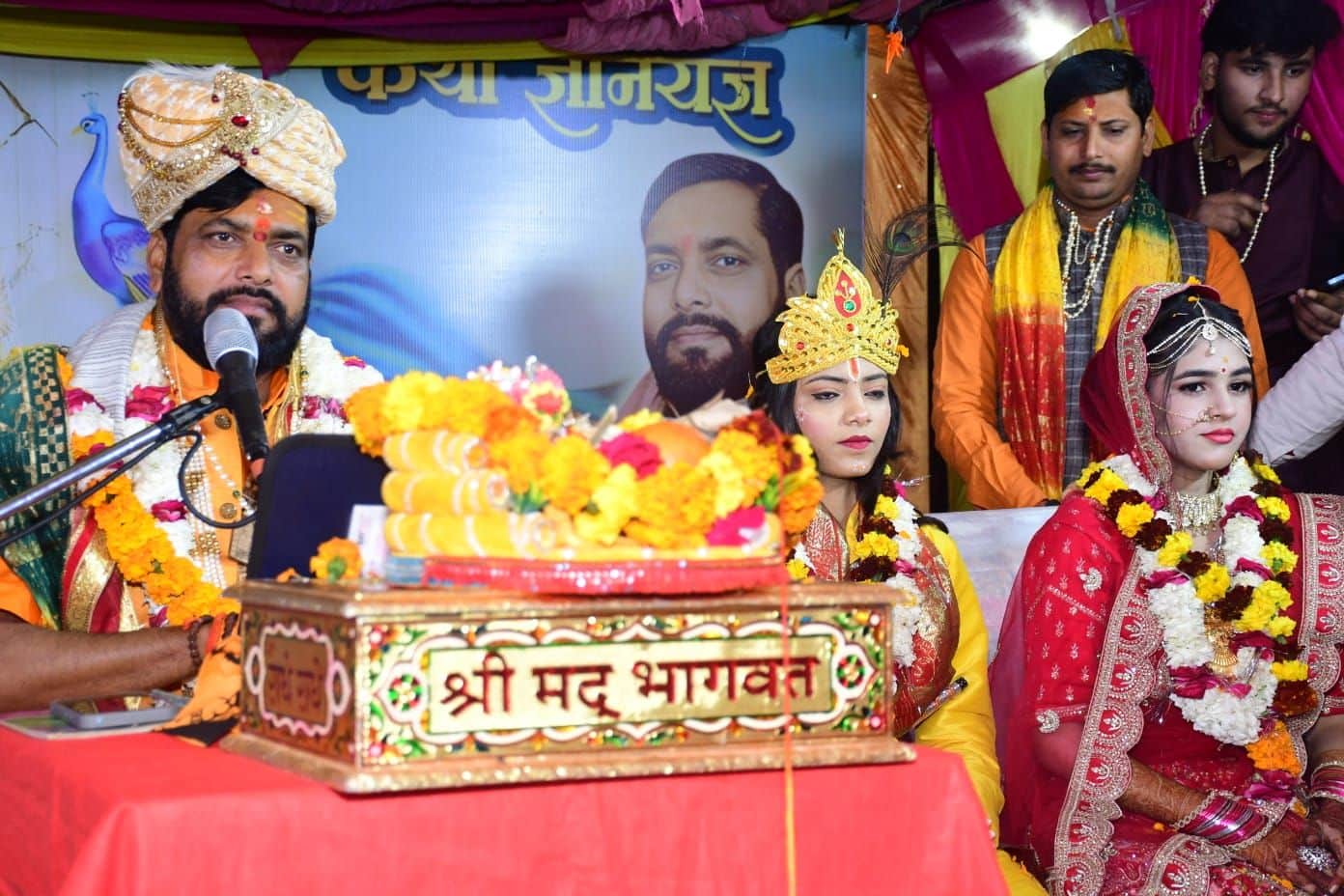 नगर पंचायत डुमरियागंज में श्रीमद्भागवत कथा सुनाते दिनेशानंद। संवाद