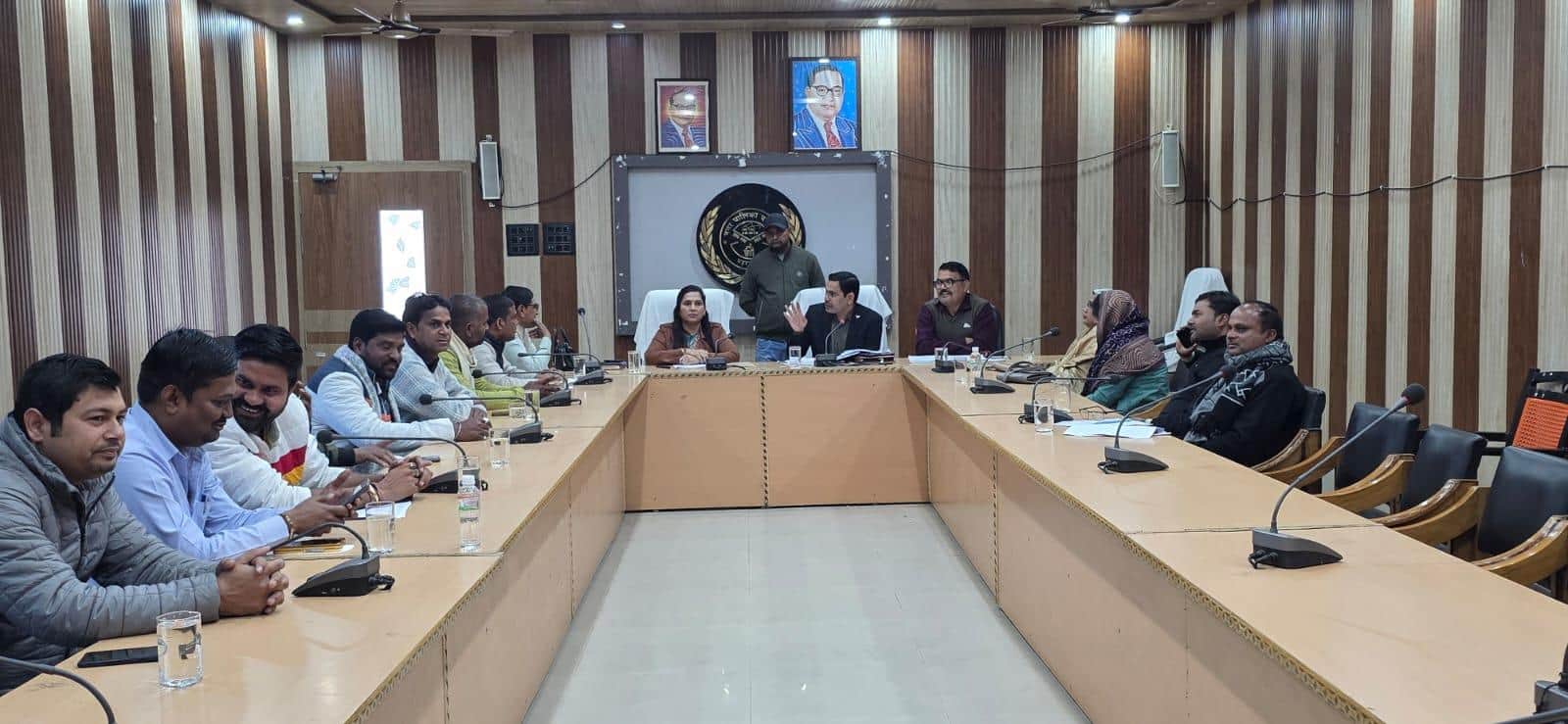 नगर पालिका सभागार में बोर्ड की बैठक को संबोधित करती नगर पालिका अध्यक्ष डॉक्टर पुष्पलता मंगल। 