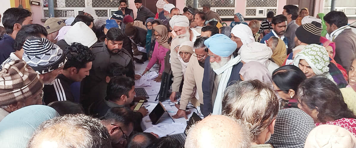 नगर परिषद में आयोजित कैँप में भाग लेने के लिए उमडी भीड़। संवाद