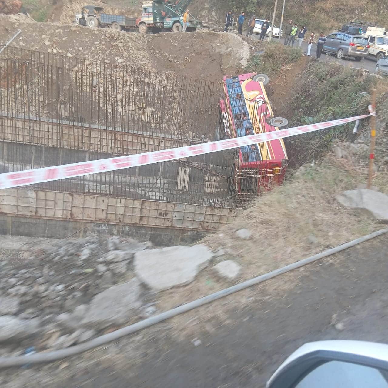 नम्होल में दुर्घटनाग्रस्त हुई निजी बस। संवाद