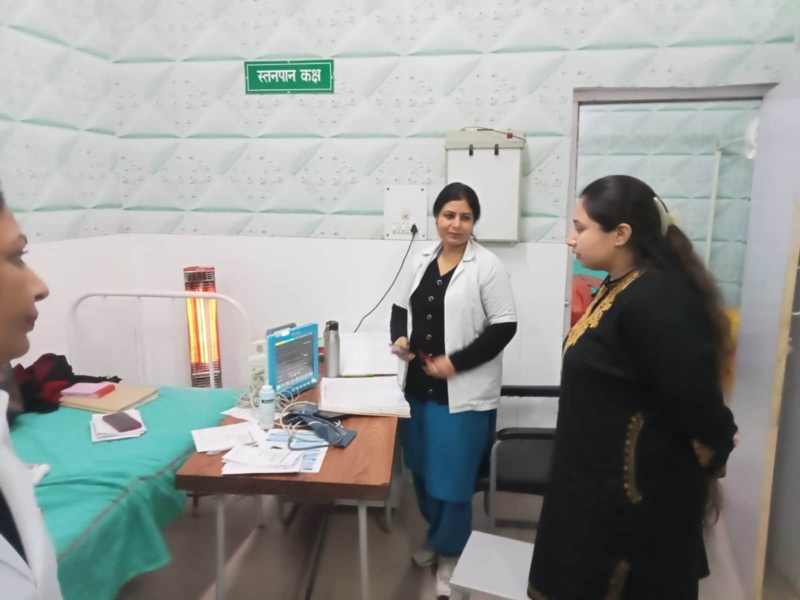 नारायणगढ़ के नागरिक अस्पताल का निरीक्षण करतीं एसडीएम। प्रवक्ता