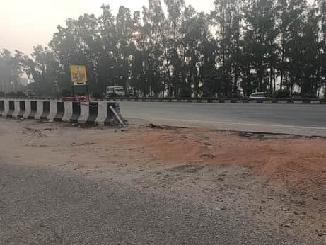 नेशनल हाईवे-44 पर बना अवैध कट। संवाद