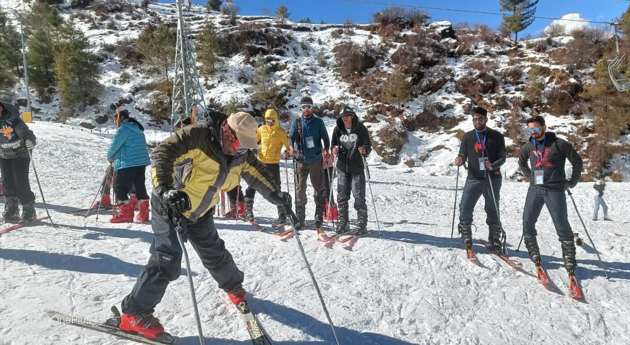 औली में आयोजित स्कीइंग कोर्स में प्रतिभाग करते खिलाड़ी। संवाद 
