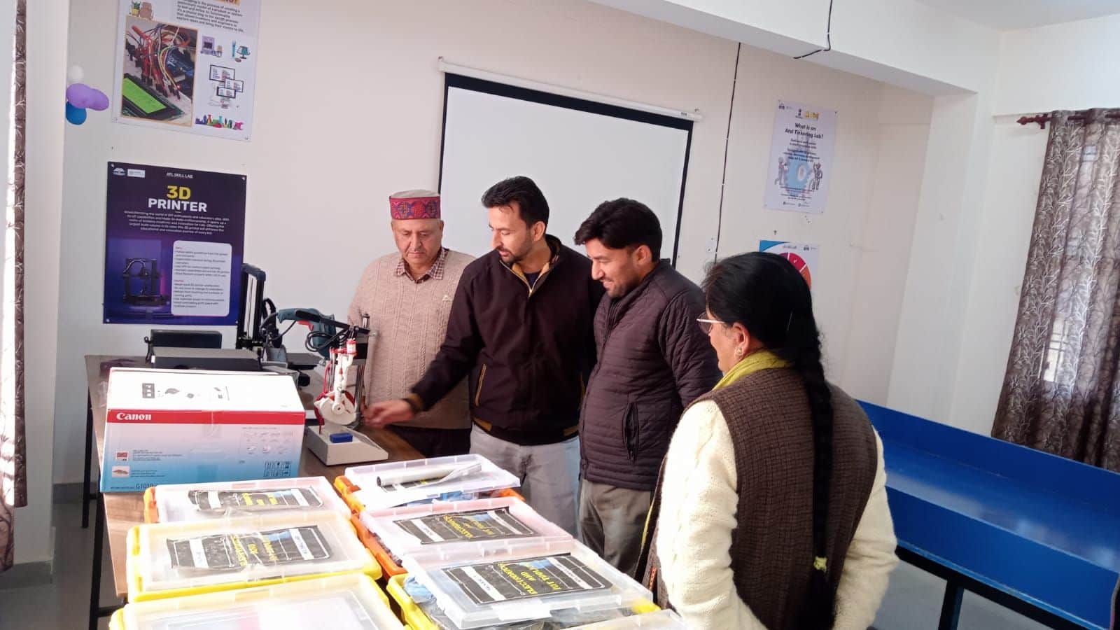 पीएम श्री जीएसएसएस मरवाड़ी में तहसीलदार घनारी अत्याधुनिक प्रयोगशाला का निरीक्षण करते हुए।स्रोत 