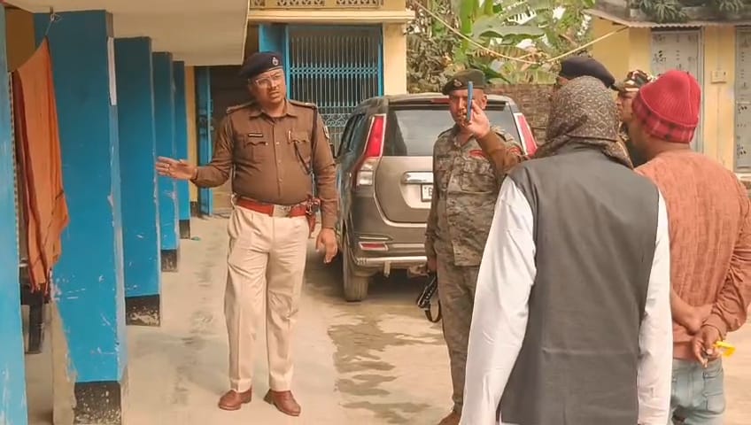 पुलिस इतिहास चिपकाते हुए