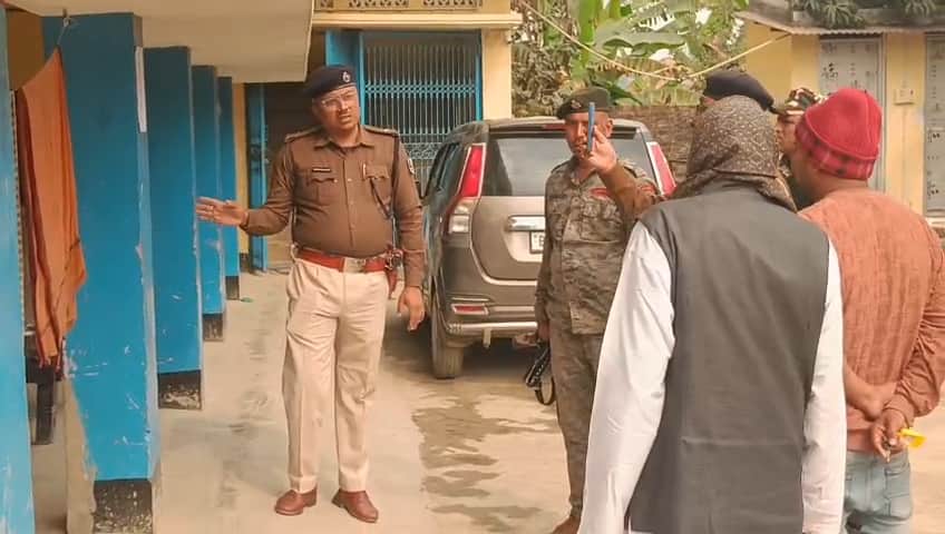 पुलिस इतिहास चिपकाते हुए
