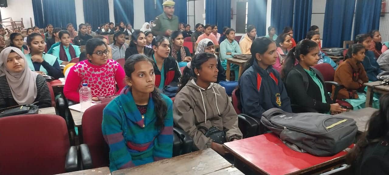 पुलिस की पाठशाला को संबोधित करते एएसपी आनंद कुमार पांडेय और पुलिस की पाठशाला में मौजूद छात्राएं