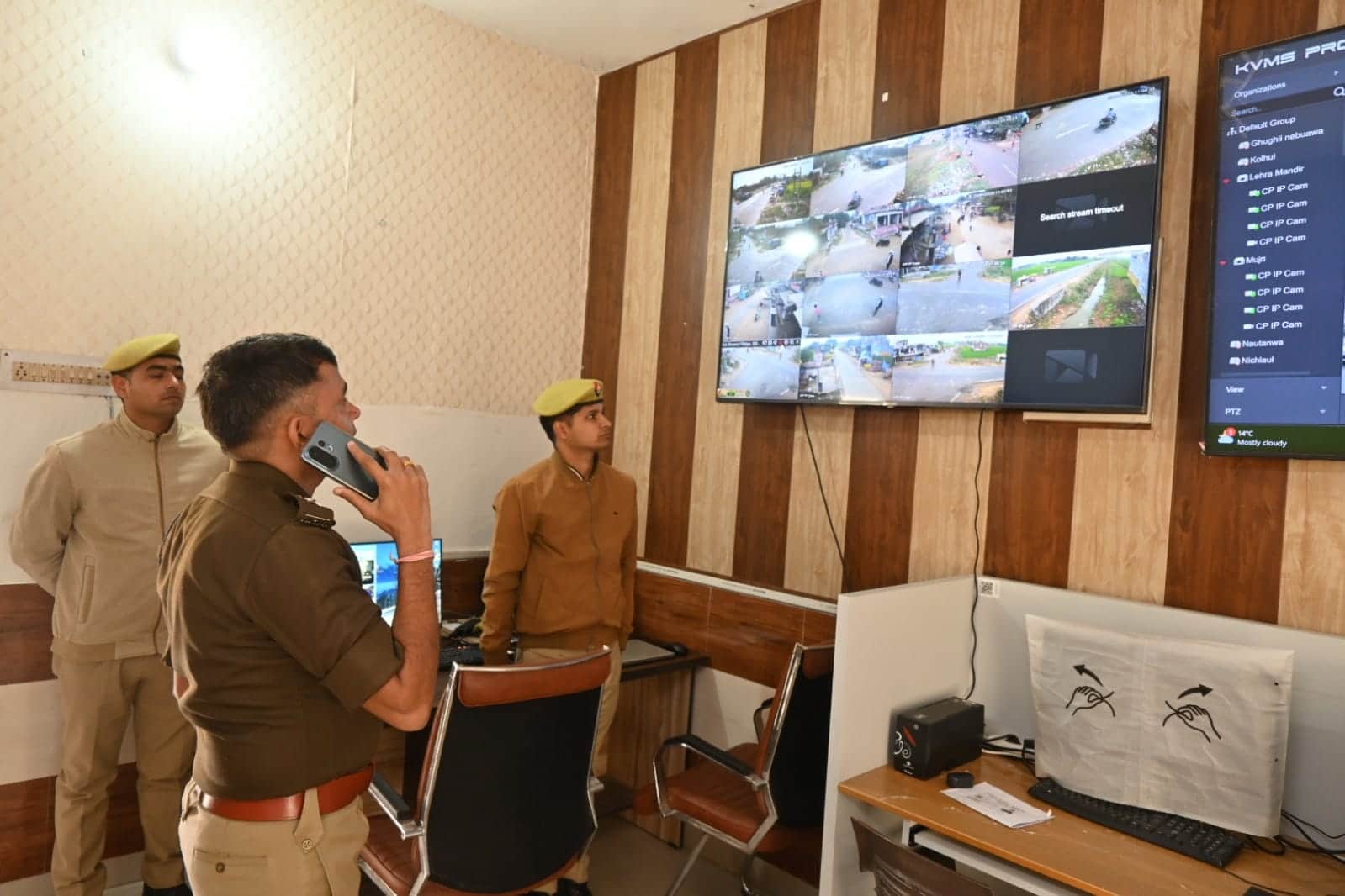 पुलिस कार्यालय में बने सीसीटीवी कंट्राेल रुम का निरीक्षण करते एसपी सोमेन्द्र मीणा। 