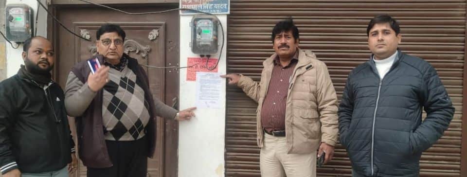 पीपल अड्डा स्थित अवैध अस्पताल के बाहर नोटस चस्पा करती स्वास्थ्य विभाग की टीम। स्रोत स्वास्थ्य व