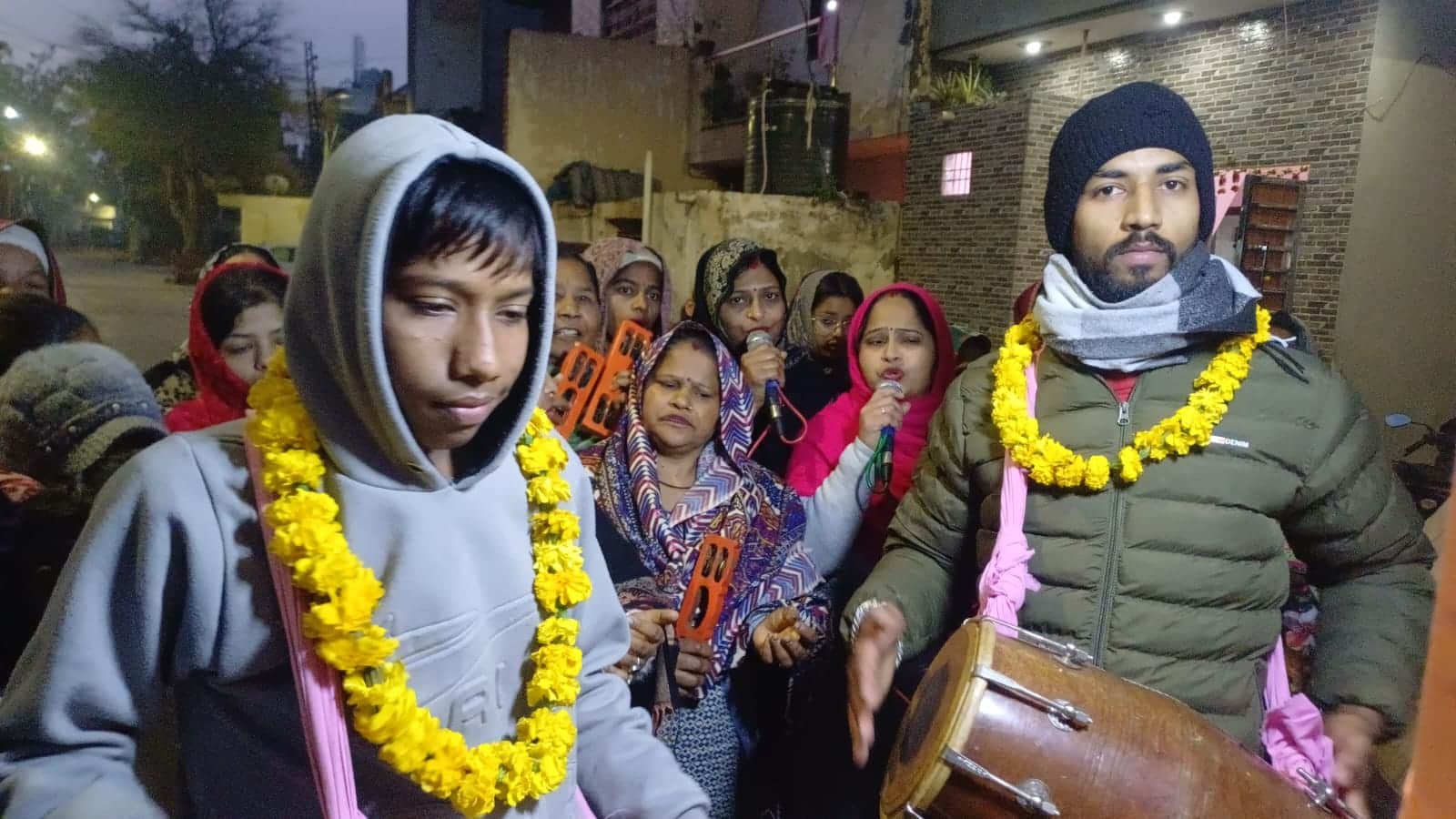 प्रभात फेरी में संत शिरोमणि श्री गुरु रविदास महाराज के भजनों का गुणगान करते श्रद्धालु। संस्था