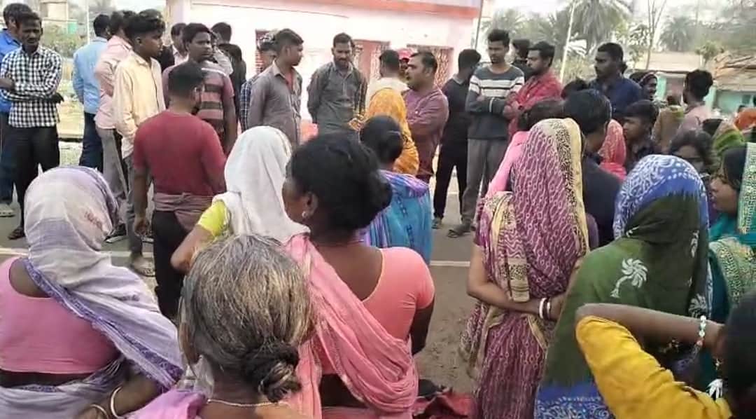 बच्चियों की गुमशुदगी को लेकर विरोध-प्रदर्शन करते परिजन और ग्रामीण