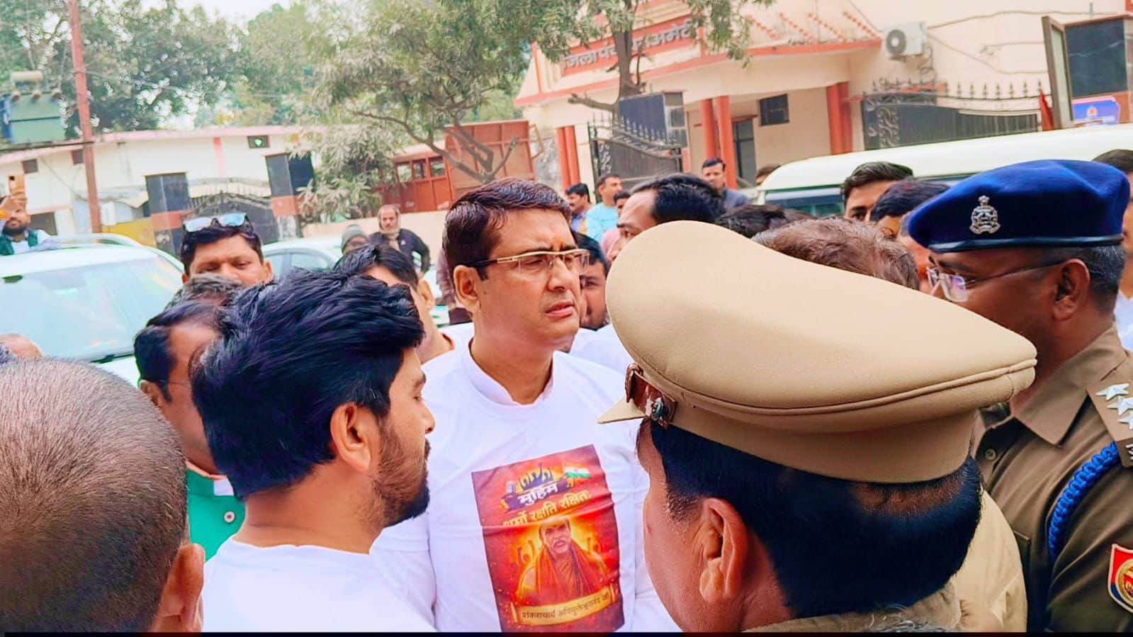 प्रयागराज जा रहे कांग्रेस के पूर्व एमएलसी दीपक सिंह को गौरीगंज में रोकते पुलिसकर्मी।