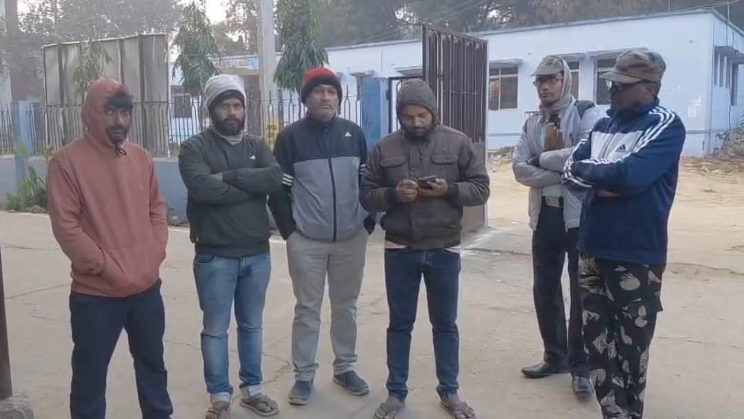 पोस्टमार्टम हाउस में मौजूद परिजन।