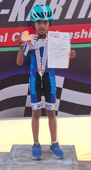 पदक व प्रमाण पत्र के साथ नायरा अलीना। - स्रोत- जागरूक पाठक