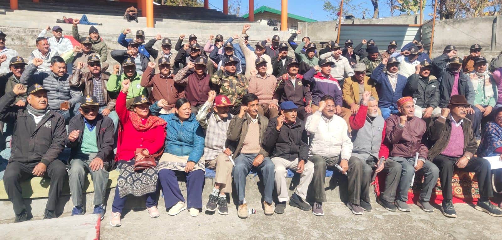 पिथौरागढ़ कलक्ट्रेट के बाहर धरना देते पूर्व सैनिक और अन्य संगठनों के लोग। संवाद 