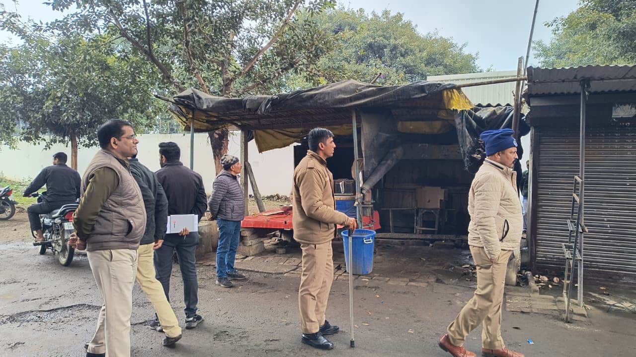 रोजा में रेलवे की जमीन पर कब्जा हटवाती आरपीएफ की टीम। स्रोत: रेलवे