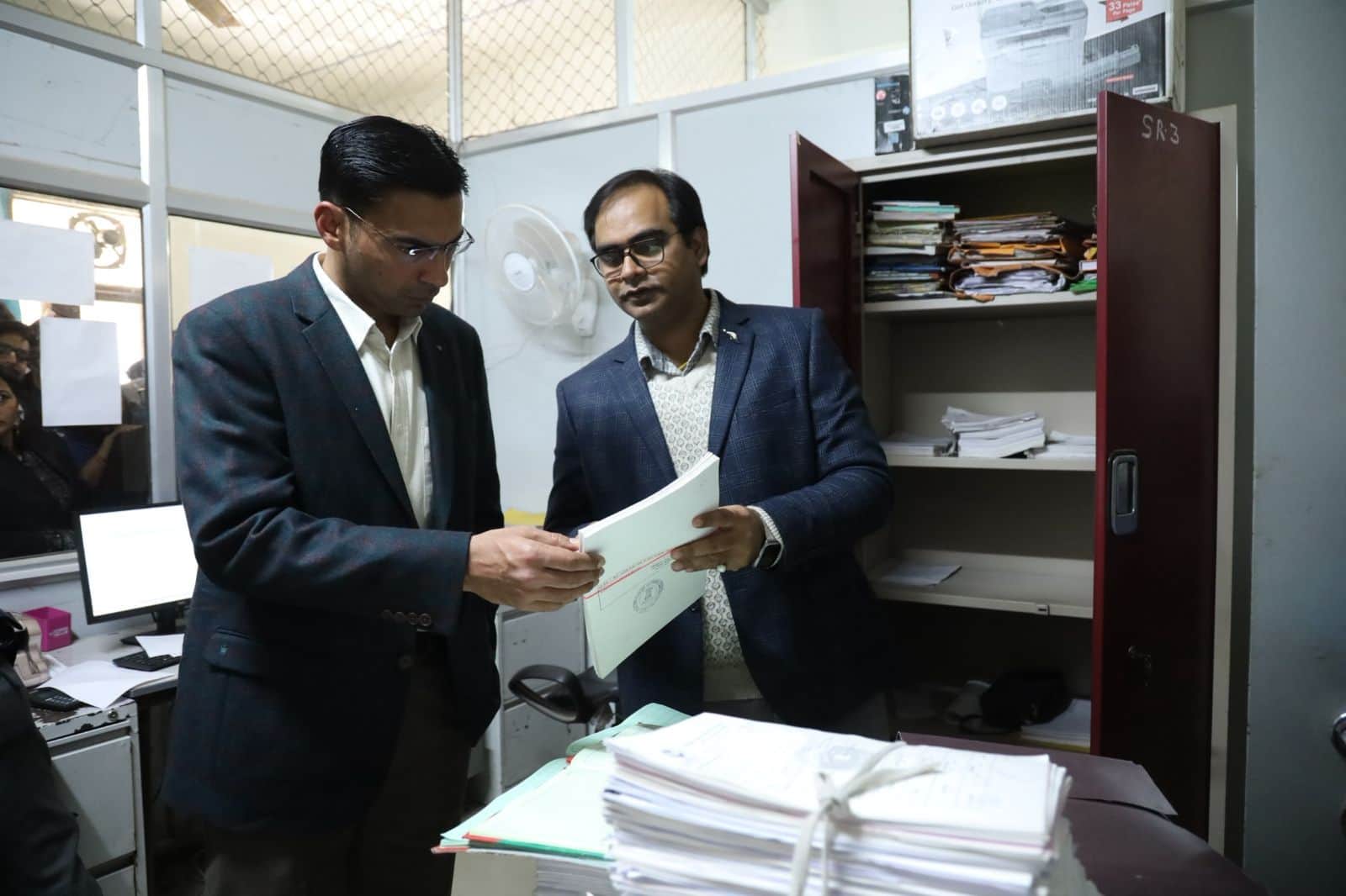रजिस्ट्रार कार्यालय में रजिस्ट्री से संबंधित दस्तावेजों  की जांच करते डीएम- सूचना विभाग
