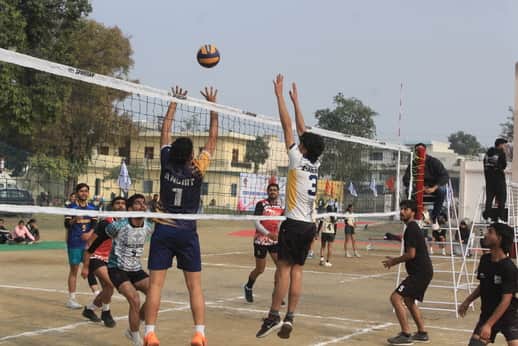 राज्य स्तरीय अंतर महाविद्यालय वालीबॉल प्रतियोगिता में बॉल को रोकने का प्रयास करते डीएवी पीजी कॉ