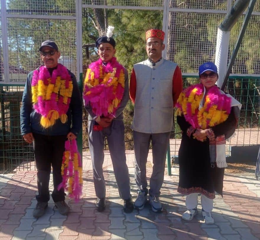 राज्य स्तरीय गणतंत्र दिवस परेड में भाग लेने के बाद कुंगश स्कूल पहुंचने पर छात्र हैपेंद्र कुमार 