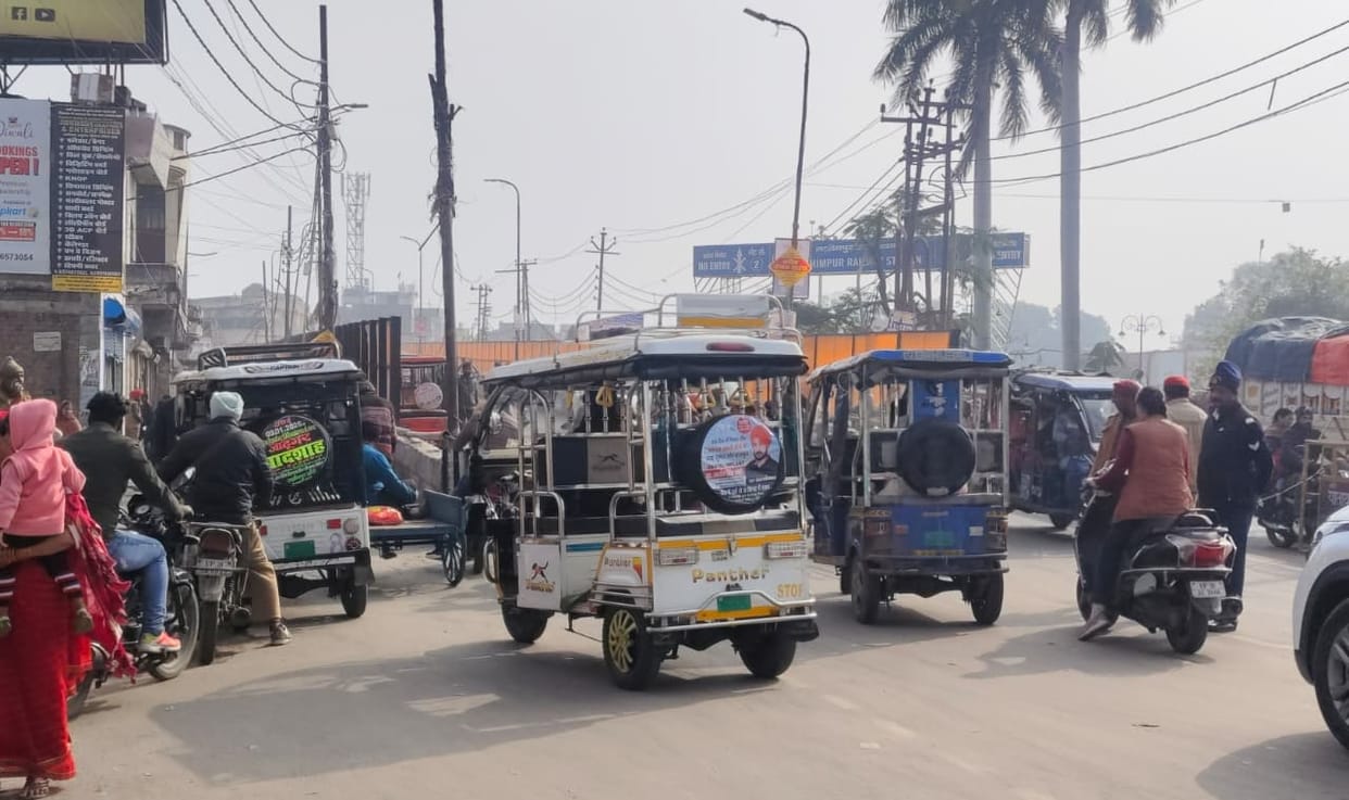E-rickshaws become the root of traffic jams... registration fee is Rs 6000, but they are running at many times the rate