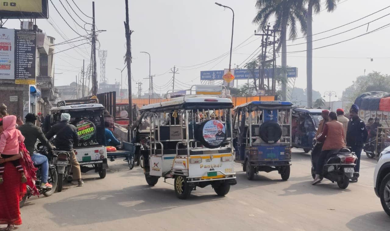 रेलवे स्टेशन के सामने फ्लाई ओवर के पास पूरी सड़क पर फैल कर चल रहे ई रिक्शा के कारण लग रहा जाम। 