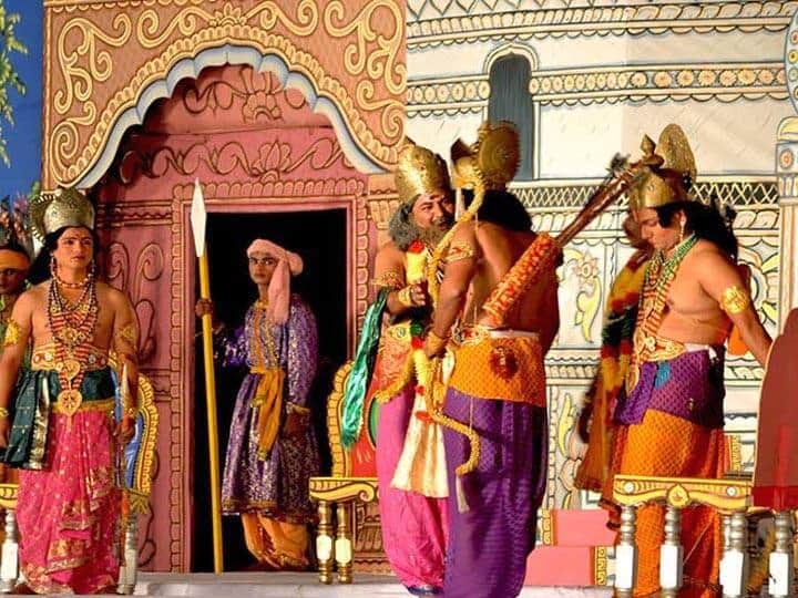  रामलीला का मंचन करते कलाकार।