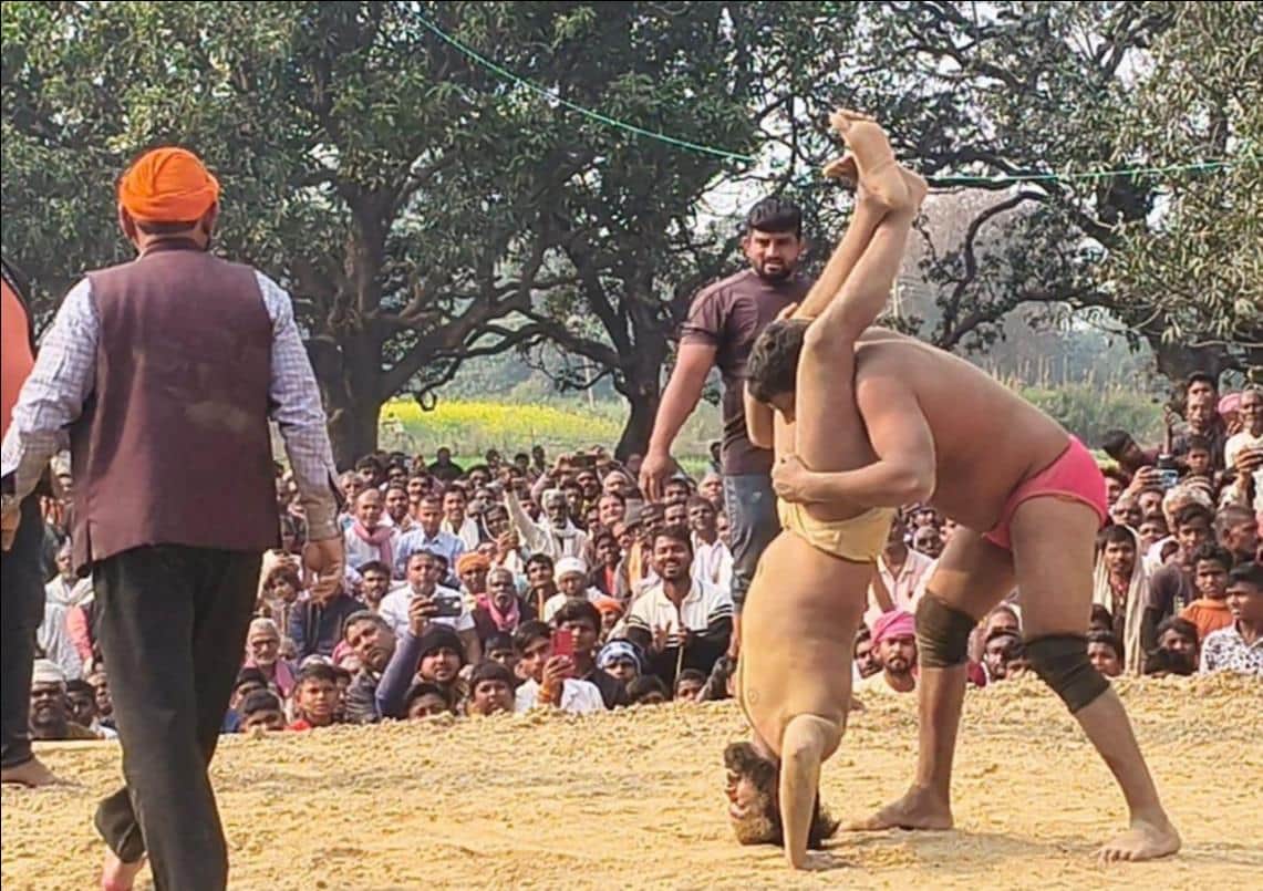 रामपुर--कसेरू में आयोजित विराट कुश्ती प्रतियोगिता में जोर आसमाइश करते पहलवान। संवाद