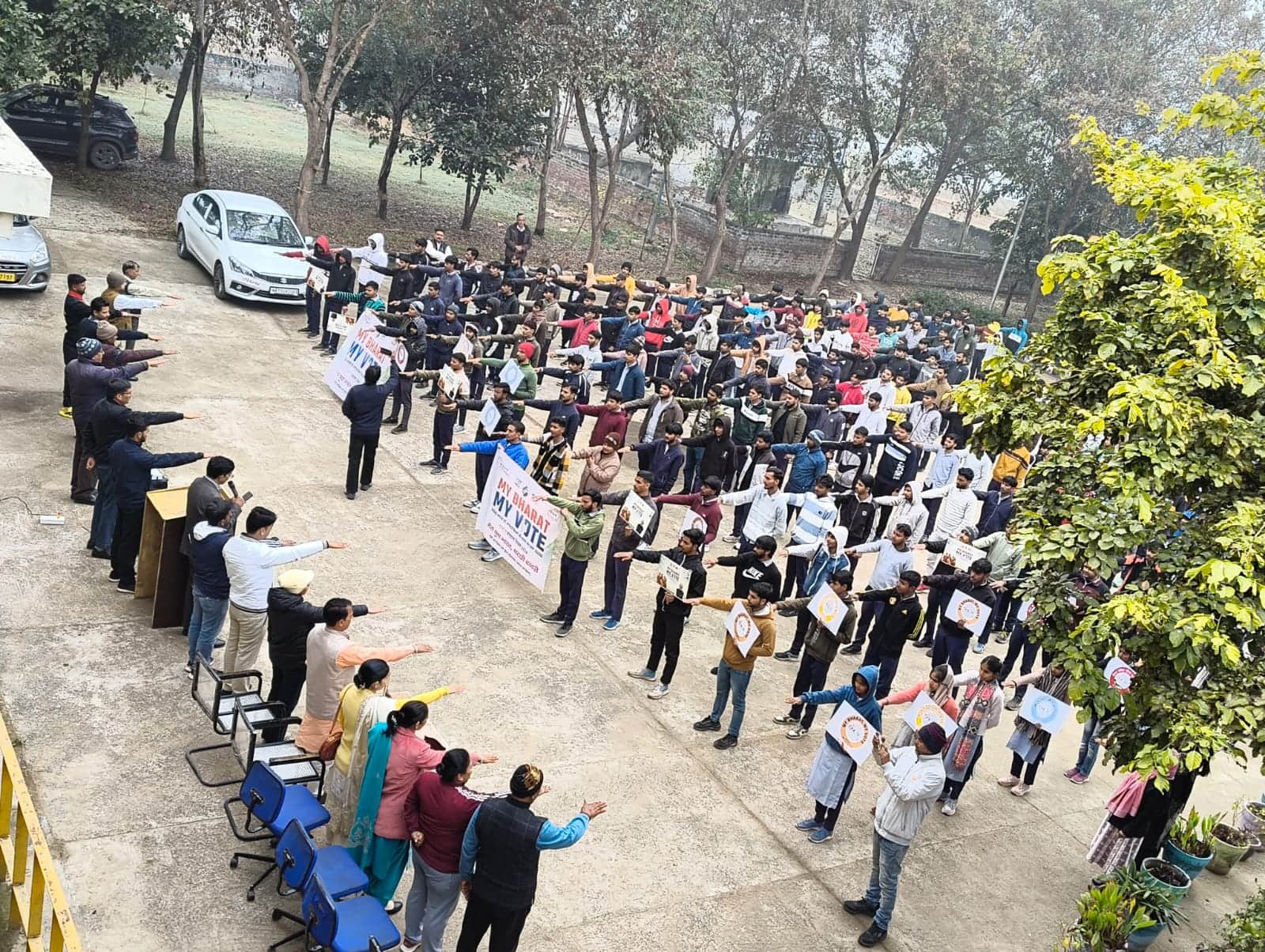 राष्ट्रीय मतदाता दिवस पर शपथ लेते हुए युवा। 