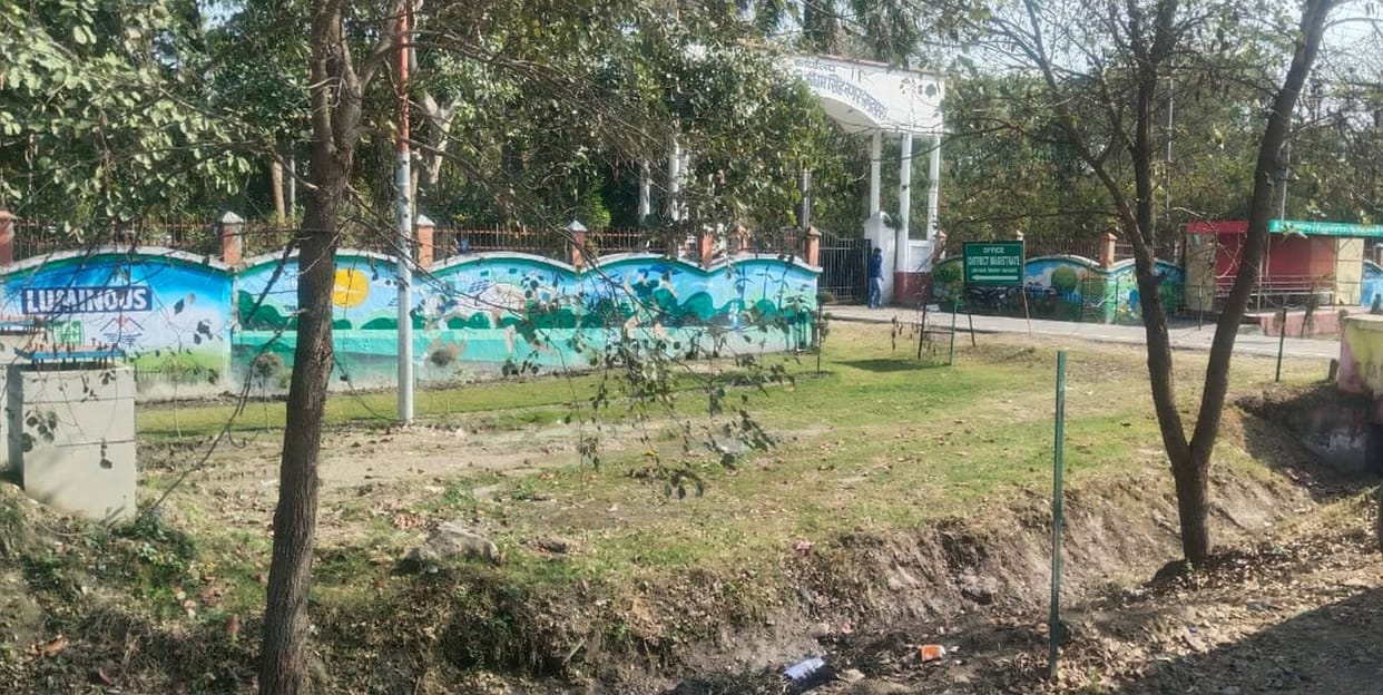 Negligence was seen in front of the offices of the DM and the Municipal Commissioner.