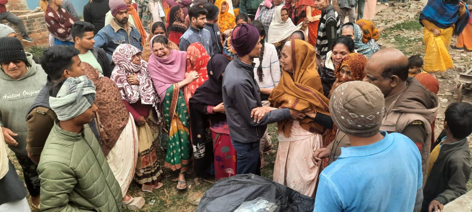 रेवतीपुर के शुक्ल टोली मोहल्ले में रोते-बिलखते मृतक गोविंद शुक्ल के परिजन। संवाद