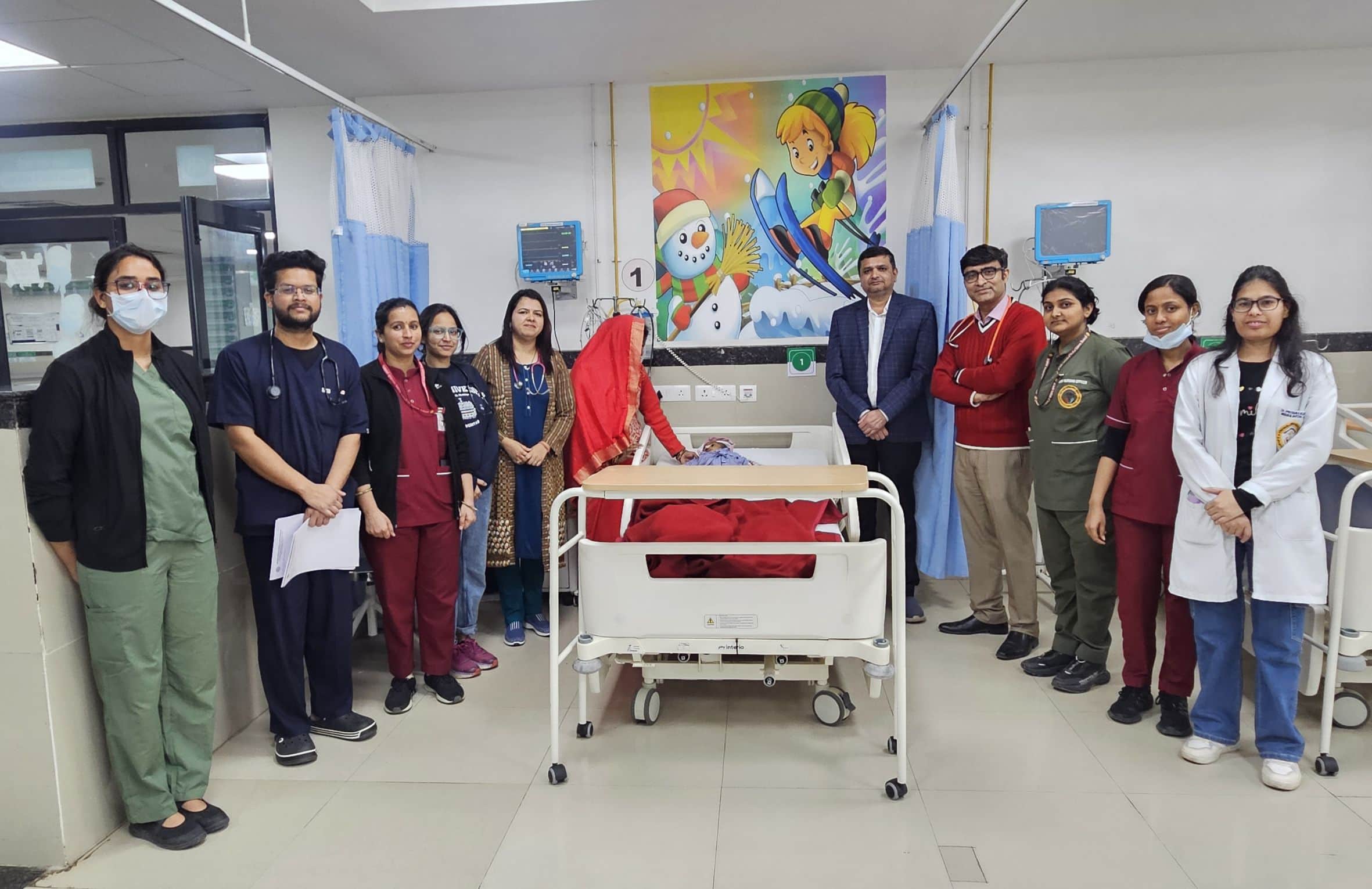 रायबरेली एम्स में इलाज के बाद भर्ती बच्ची के साथ डॉक्टर की टीम।