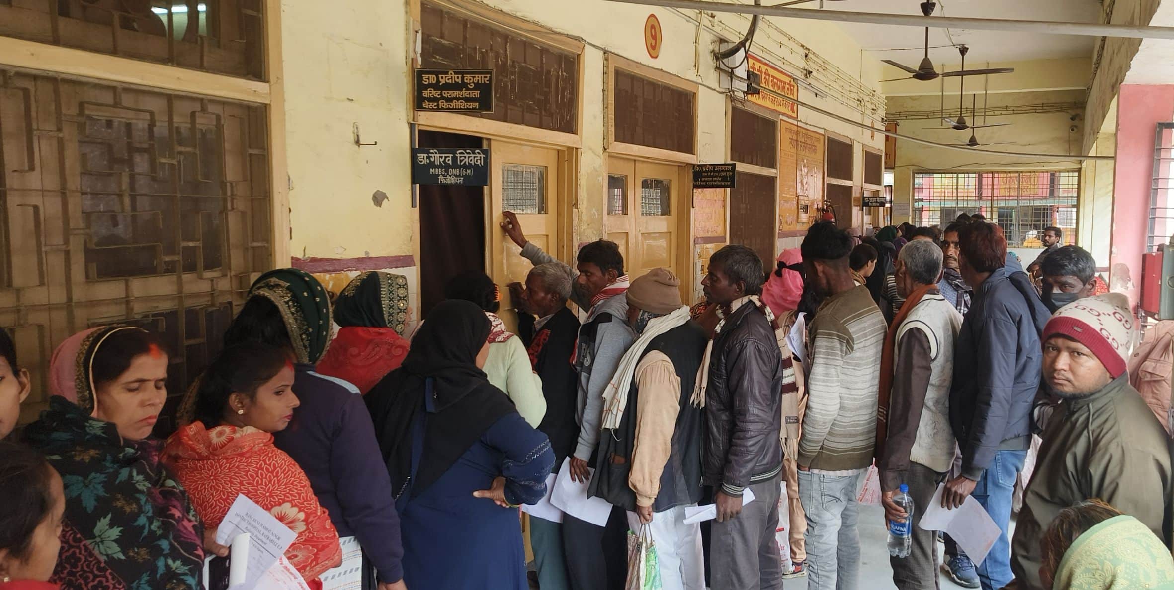 रायबरेली जिला अस्पताल की ओपीडी में मरीजों की लगी भीड़।