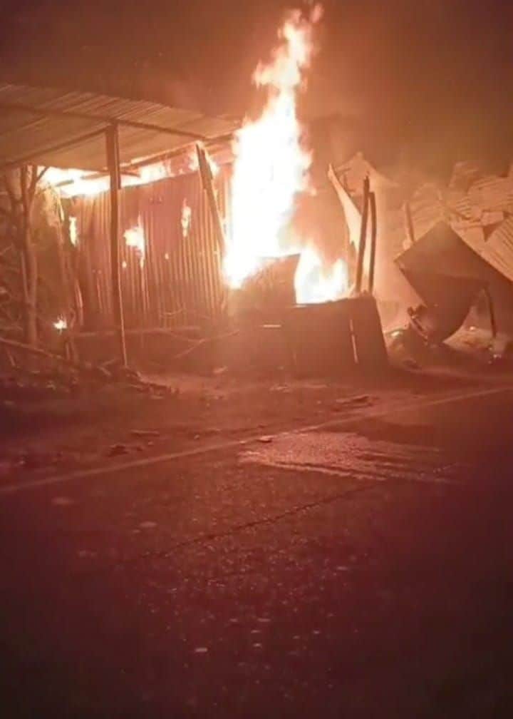 रायबरेली में लालगंज कोतवाली क्षेत्र में आग लगने के बाद धू-धूकर जलती दुकानें।