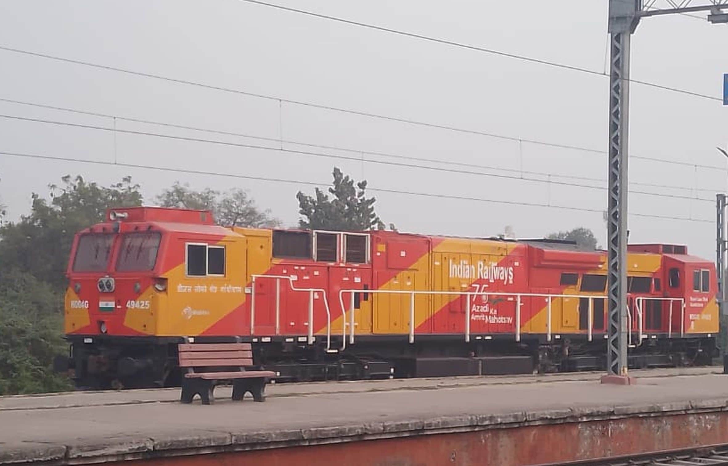 रायबरेली में लालगंज रेलवे स्टेशन में खड़ा डीजल इंजन। 