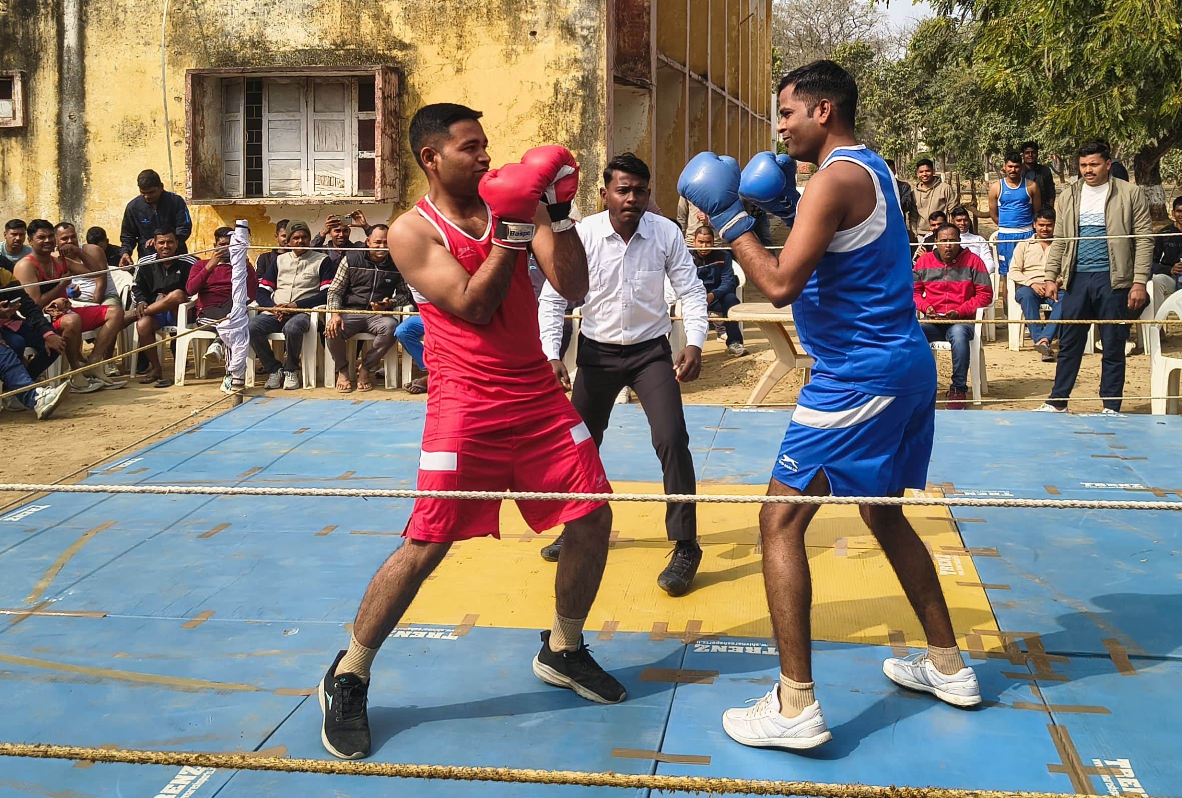 रायबरेली में पीएसी में आयोजित बॉक्सिंग प्रतियोगिता का मैच खेलते खिलाड़ी। 