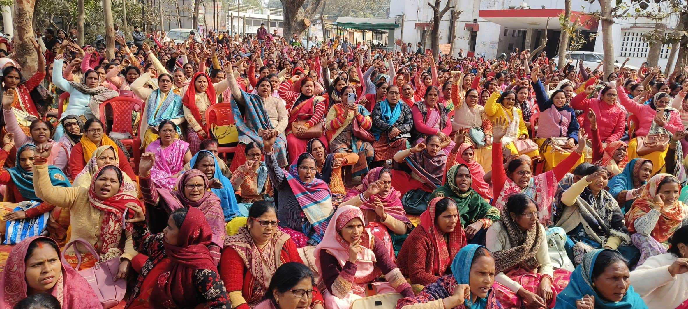 रायबरेली में विकास भवन परिसर में अपनी मांगों को लेकर धरना में बैठी आंगनबाड़ी कार्यकर्ता।