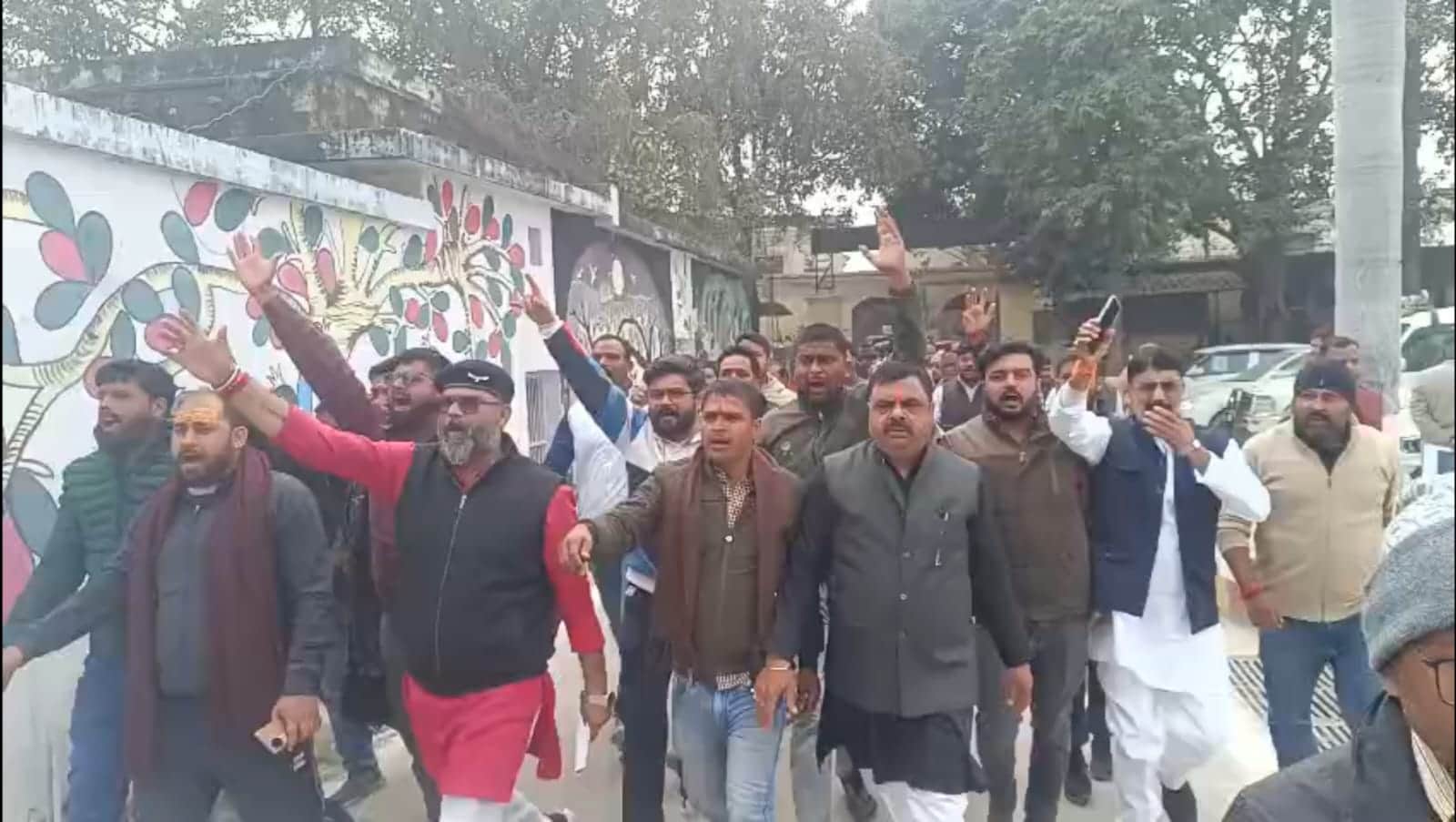 रायफल क्लब सभागार परिसर में प्रदर्शन करते यूजीसी का विरोध करते लोग। संवाद