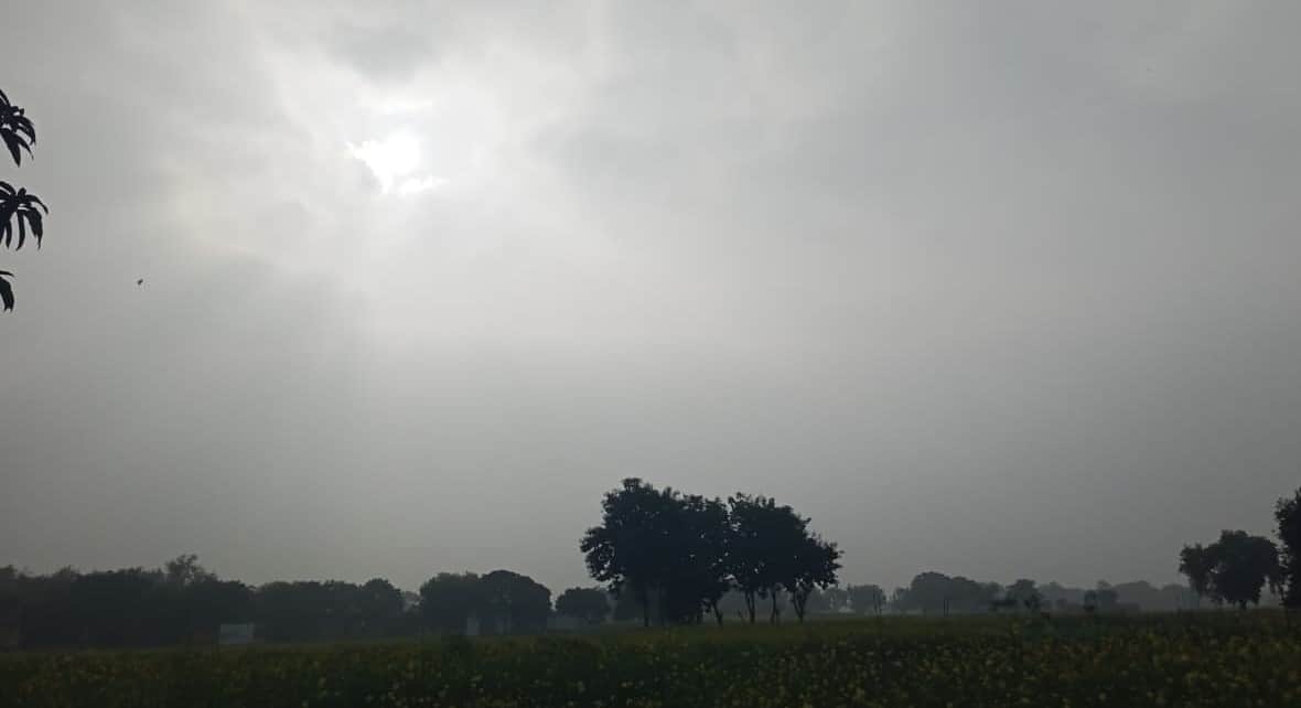 सुबह के समय आसमान में छाया बादल। संवाद