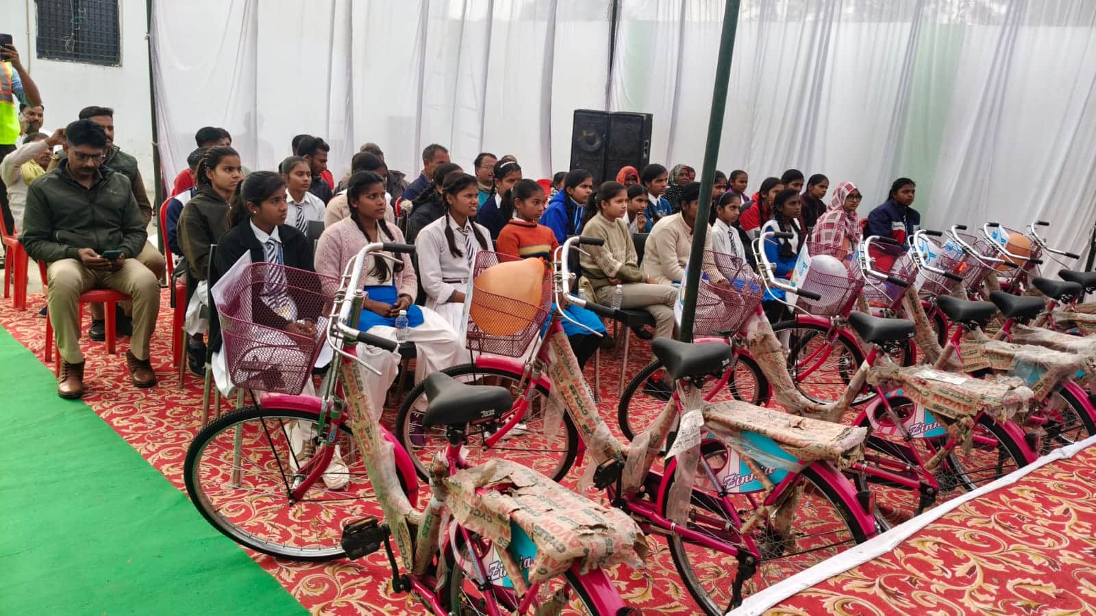 साइकिल वितरण के दौरान मौजूद छात्राएं व उनके अभिभावक। संवाद