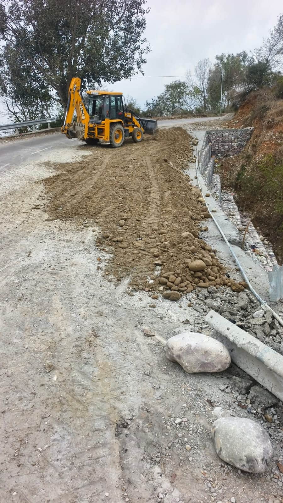 सुजानपुर से पटलांदर वाया चौरी सड़क पर असला गांव में डंगे की मरम्मत में लगी मशीनरी। संवाद