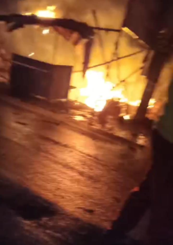 Fire broke out in a kiosk and a tea stall, two people were seriously injured