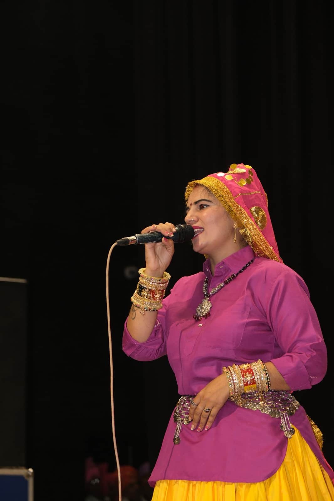 सोनीपत के गीता विद्या मंदिर गर्ल्स कॉलेज के ‘लोक स्वर’’ उत्सव में रागनी गातीं कलाकार। स्रोत: आय