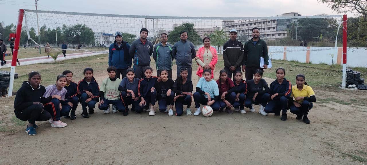 स्पोर्ट्स स्टेडियम में राज्य स्तरीय वालीबॉल के लिए चयनित बेटियां।  