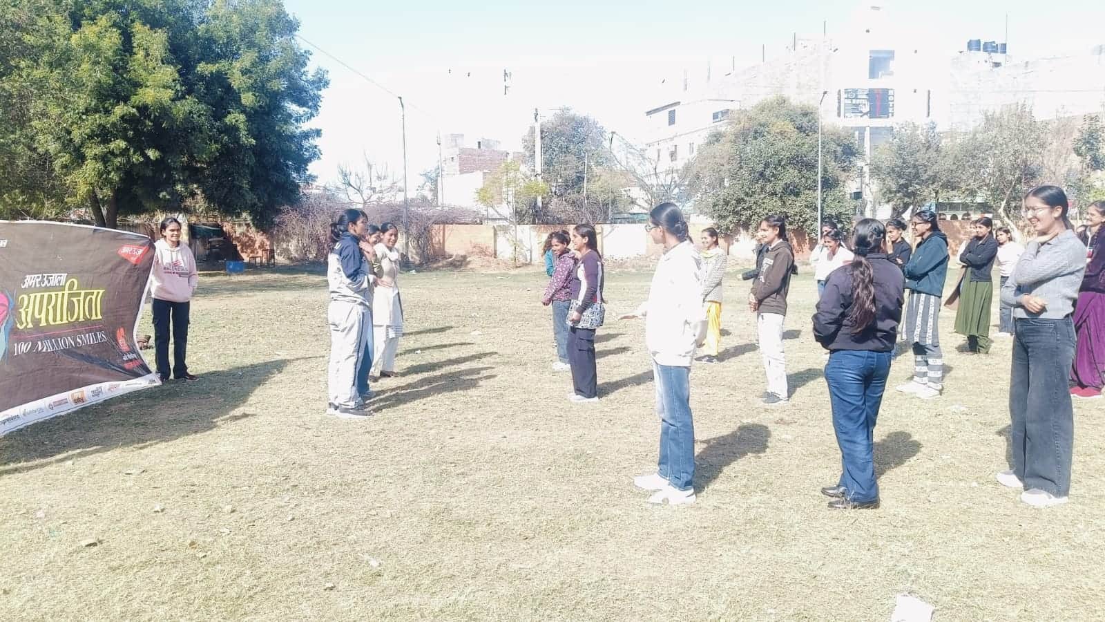 सिरसा।राजकीय महिला महाविद्यालय में सेल्फ डिफेंस कार्यक्रम के दौरान कोच अनीता सैनी आत्मरक्षा के 