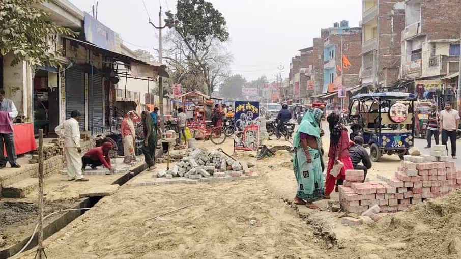 सिराथू रोड में निर्माणधीन इंटर लॉकिंंग।  संवाद